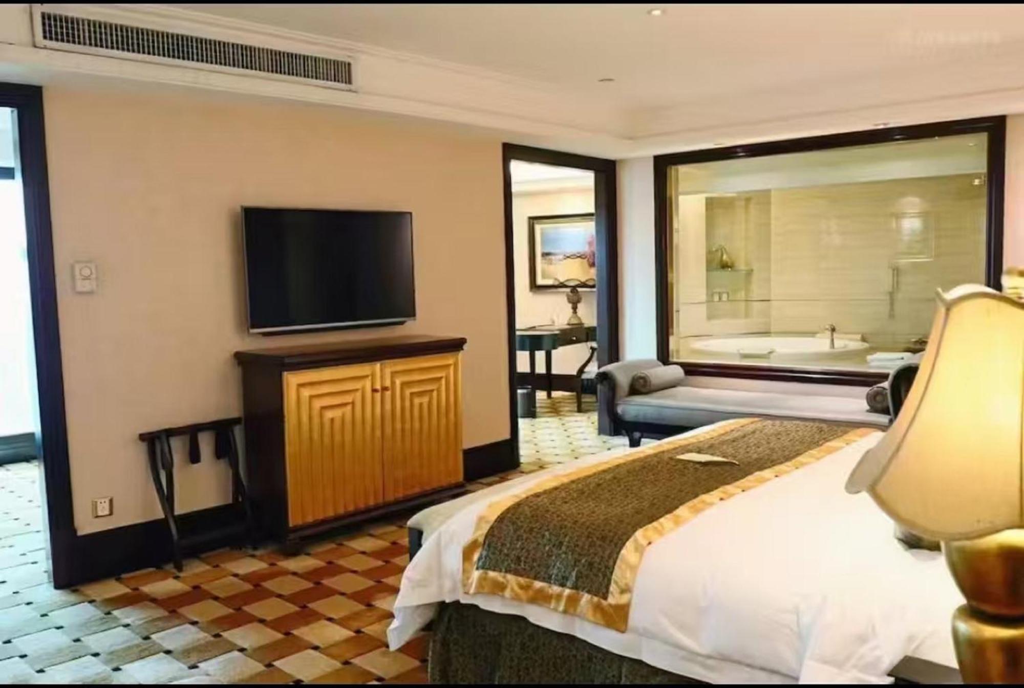 גואנגג'ואו Royal Mediterranean Hotel מראה חיצוני תמונה