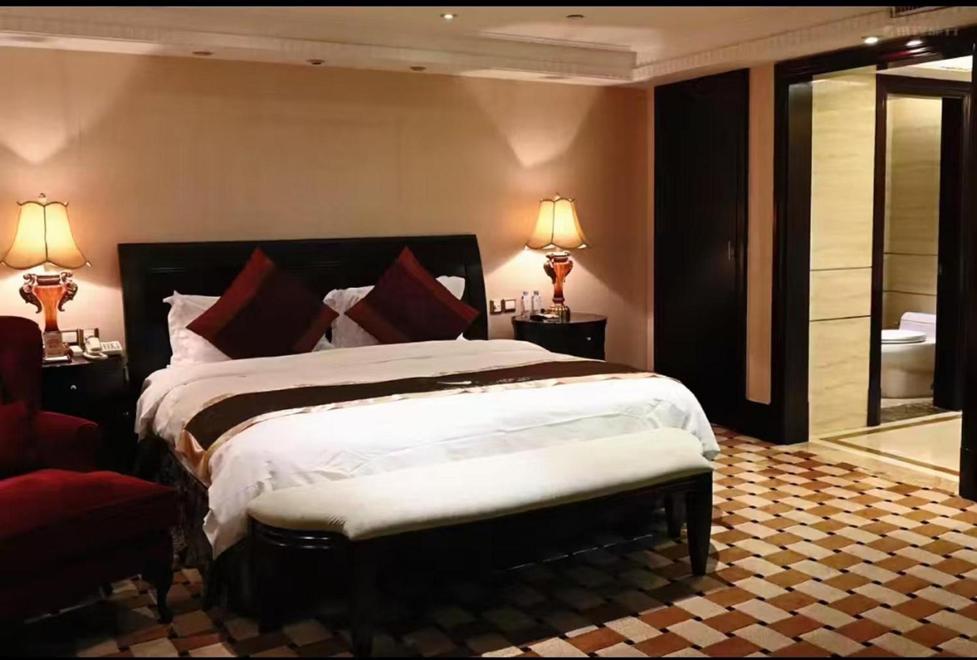 גואנגג'ואו Royal Mediterranean Hotel מראה חיצוני תמונה