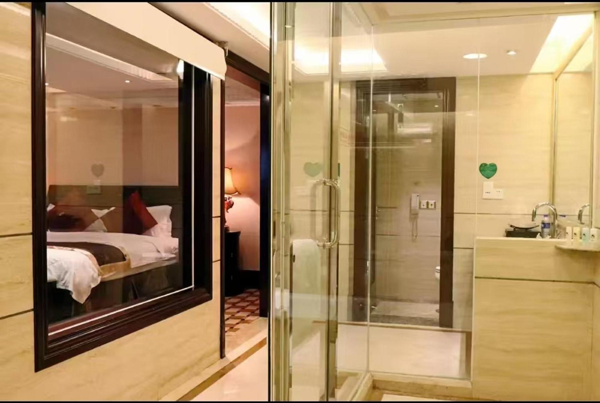 גואנגג'ואו Royal Mediterranean Hotel מראה חיצוני תמונה