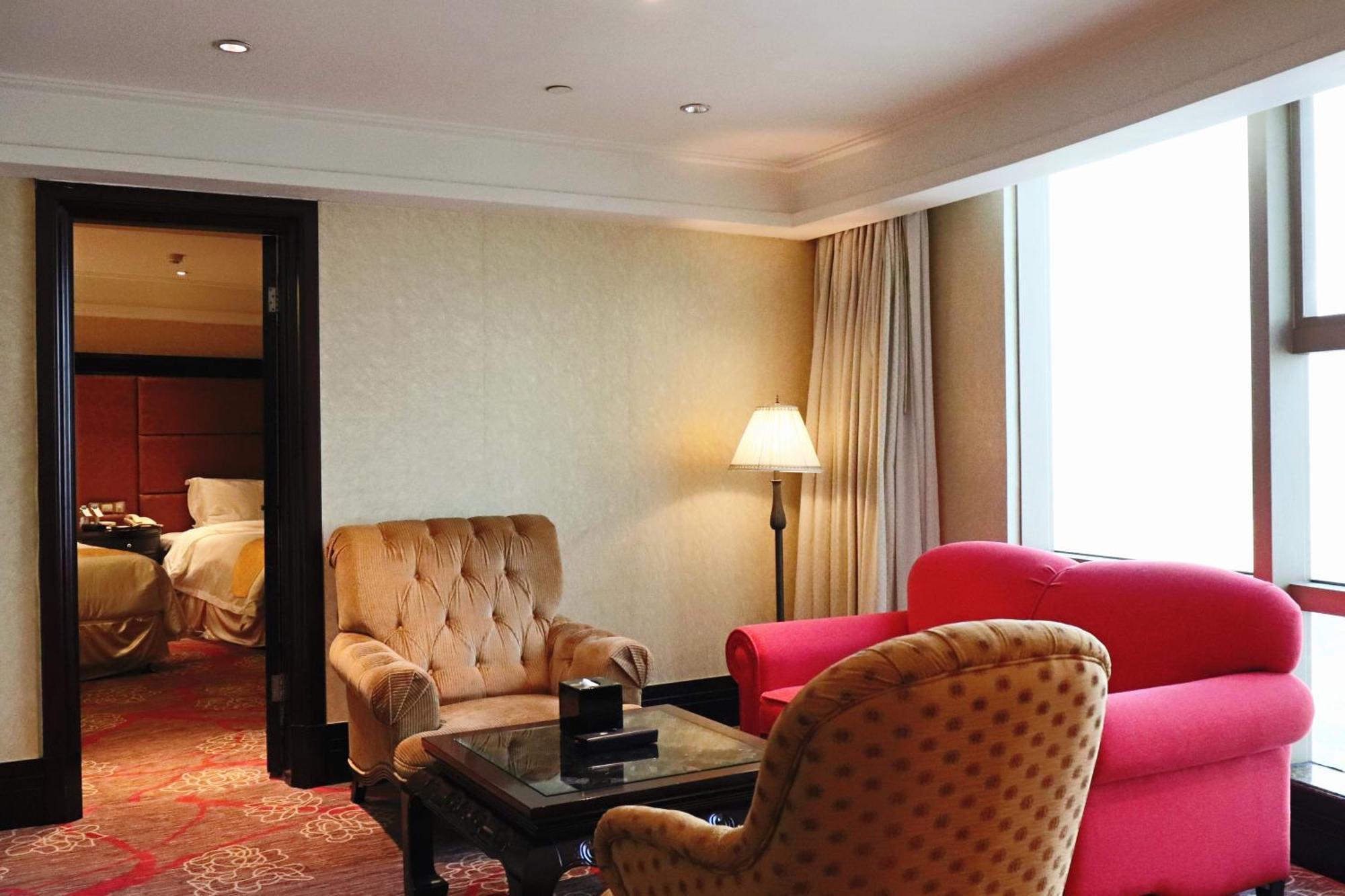 גואנגג'ואו Royal Mediterranean Hotel מראה חיצוני תמונה